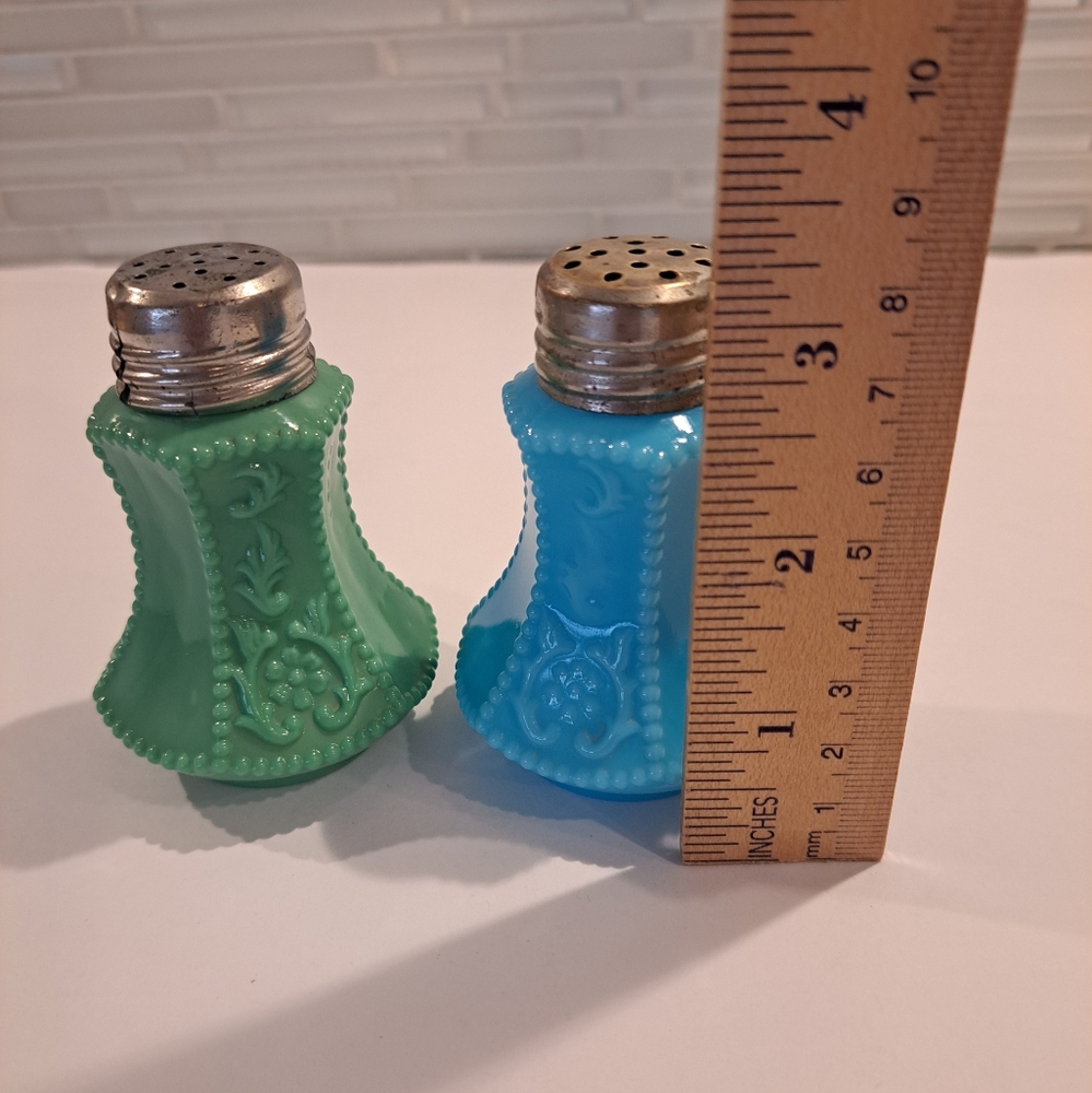 Vtg McKee Glass Pr FLOWER PANEL Beaded Blue & Green Salt & Pepper Shakers - Picture 8 of 14
